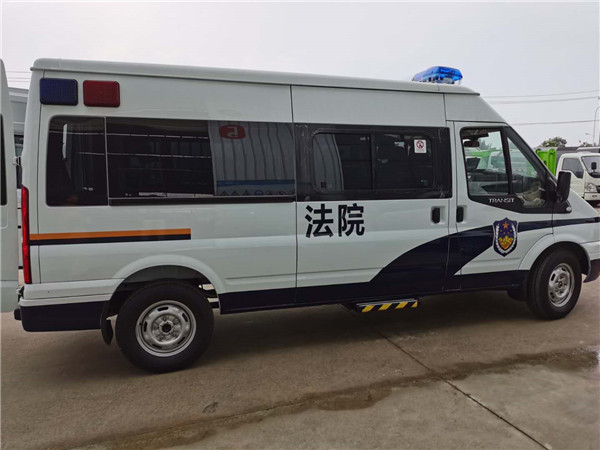 2,前后保险杠:为了提高法院囚车的防护性能,法院囚车前保加装加强型前