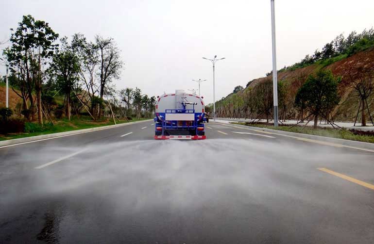 东风国五大多利卡(8-9吨)洒水车