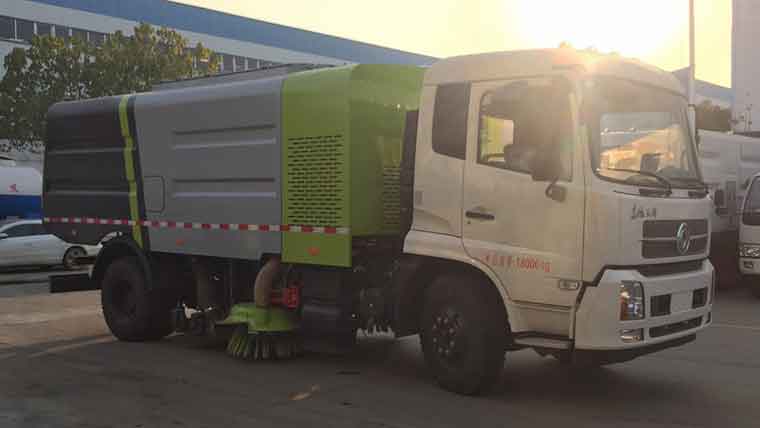 东风天锦干湿两用扫路车8尘