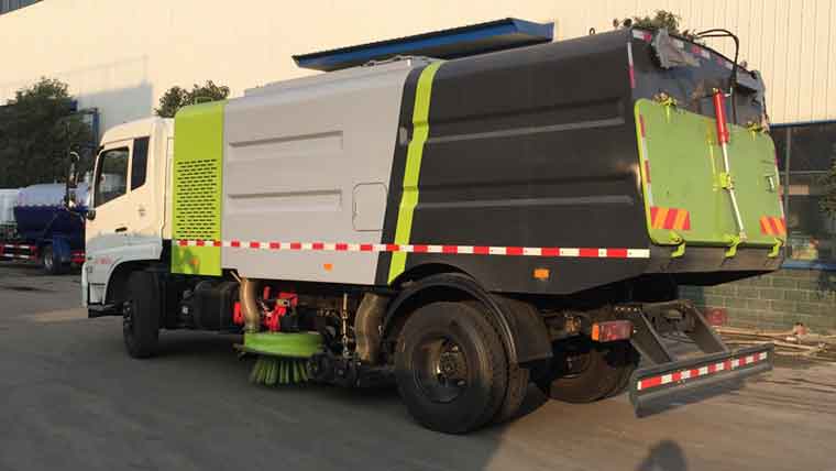 东风天锦干湿两用扫路车8尘