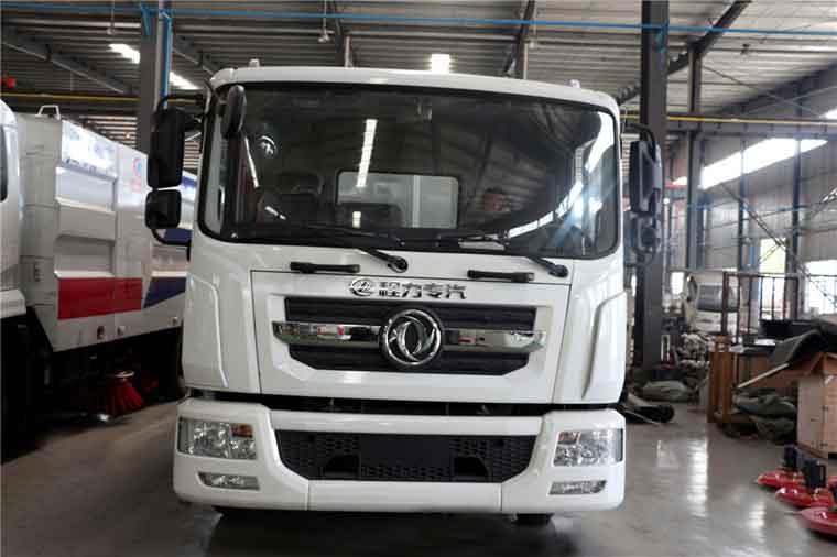 东风多利卡D9扫路车4水7尘