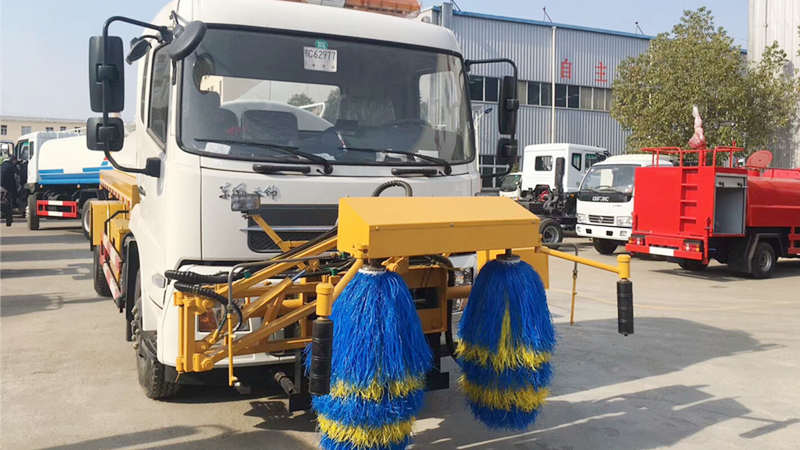 东风天锦8方护栏清洗车