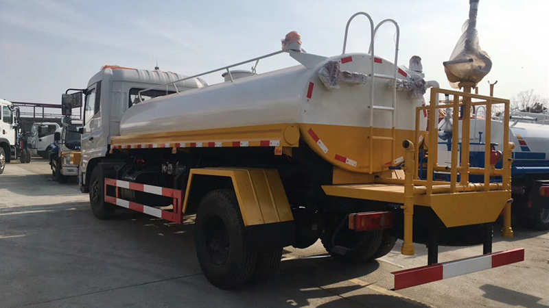 东风天锦8方护栏清洗车